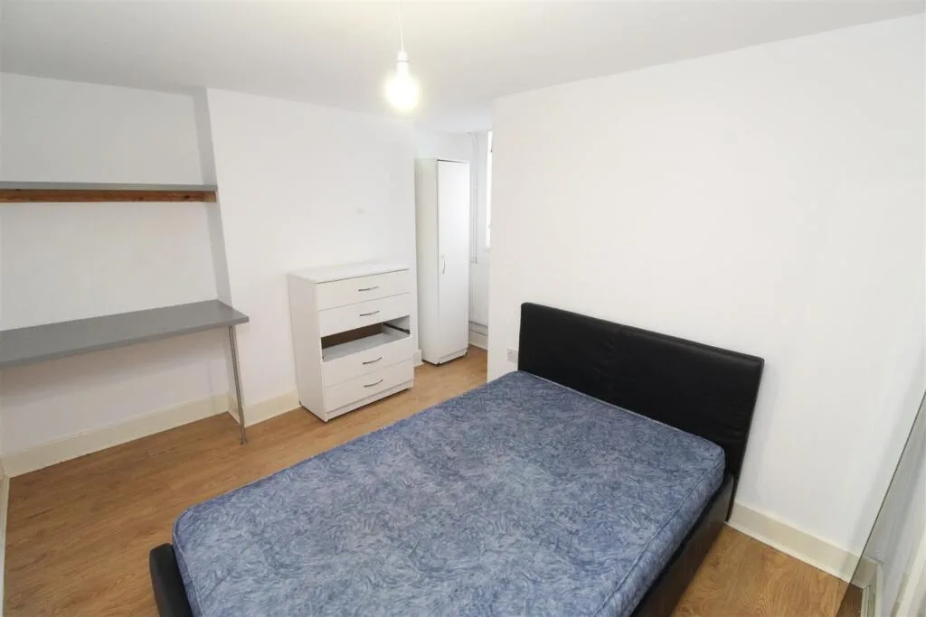 7 bedroom private hall for rent