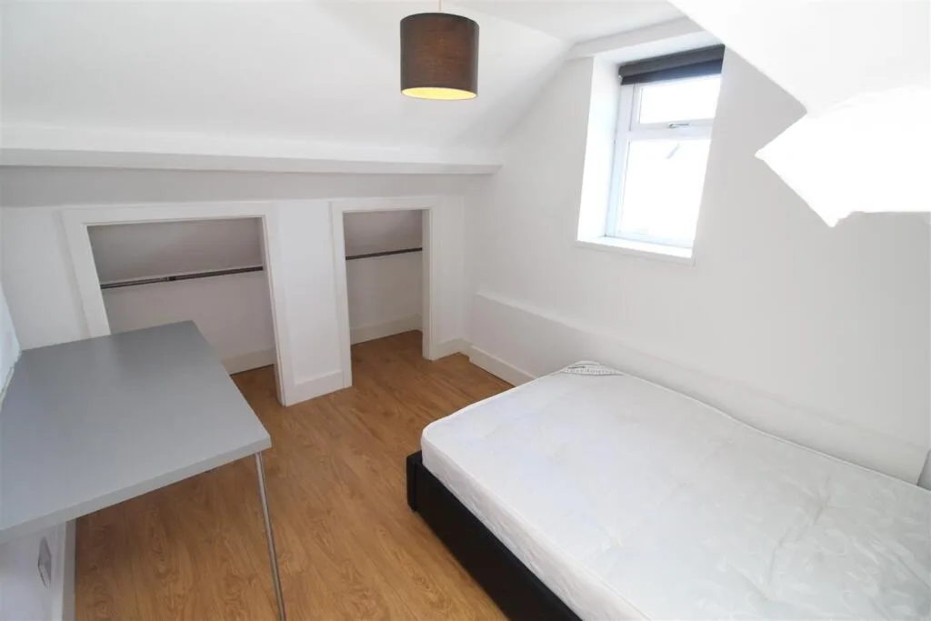 7 bedroom private hall for rent