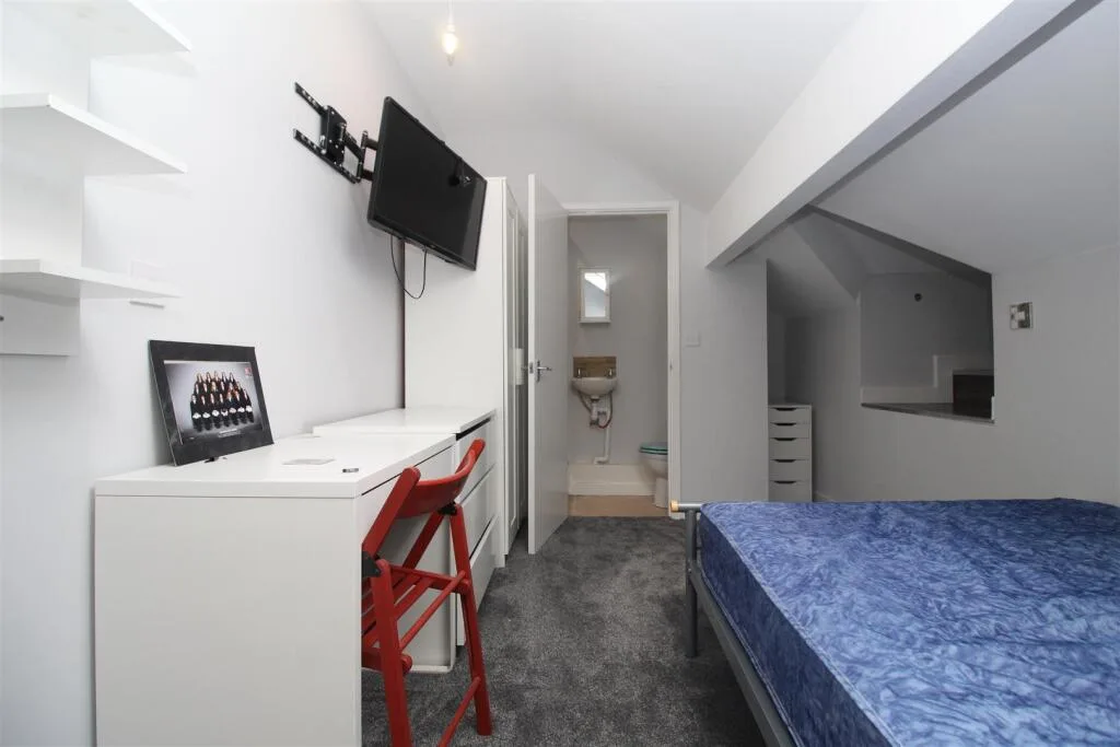 8 bedroom house for rent