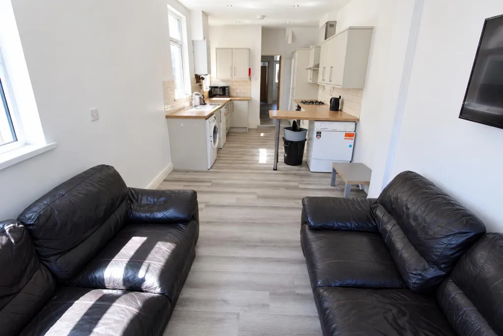 6 bedroom private hall for rent