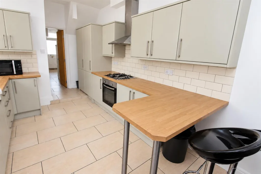 6 bedroom private hall for rent