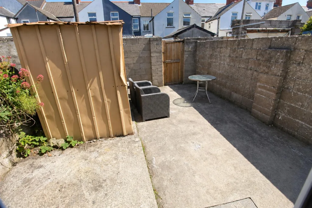 6 bedroom private hall for rent
