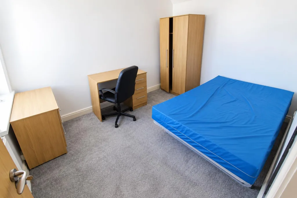 6 bedroom private hall for rent
