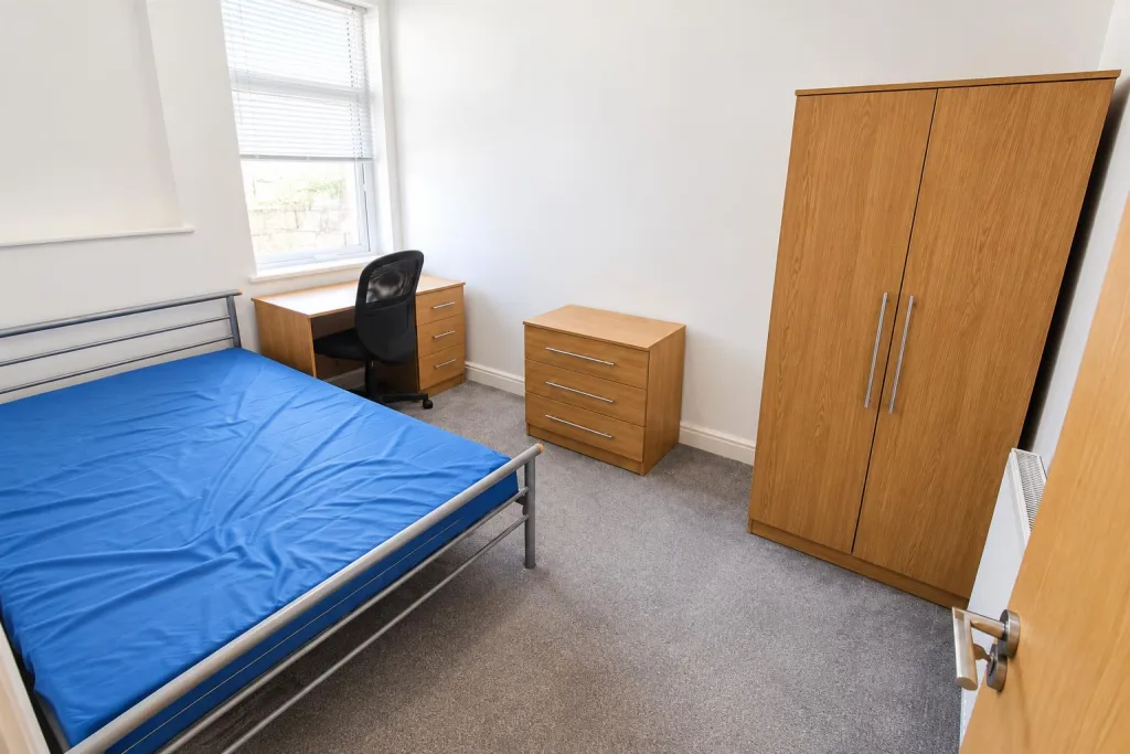 6 bedroom private hall for rent