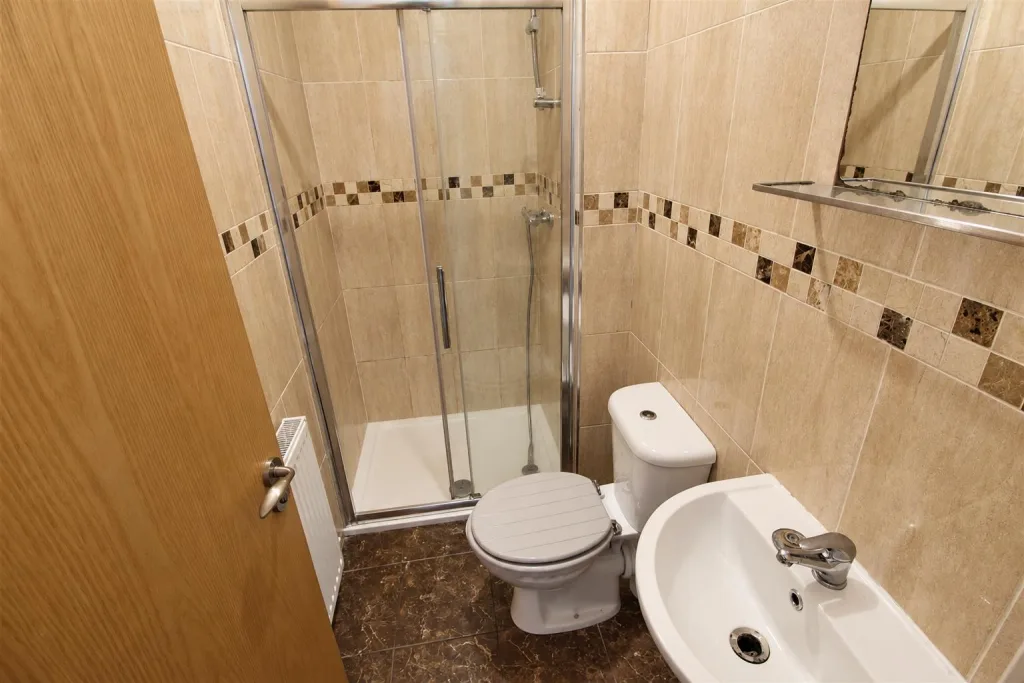6 bedroom private hall for rent