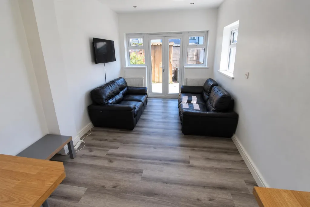6 bedroom private hall for rent