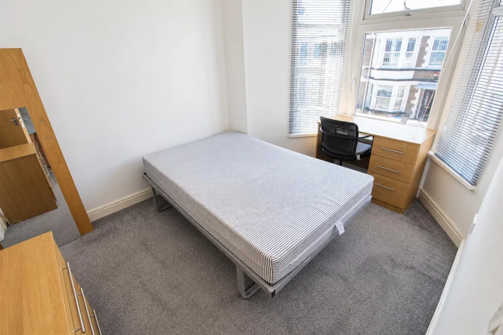 6 bedroom private hall for rent