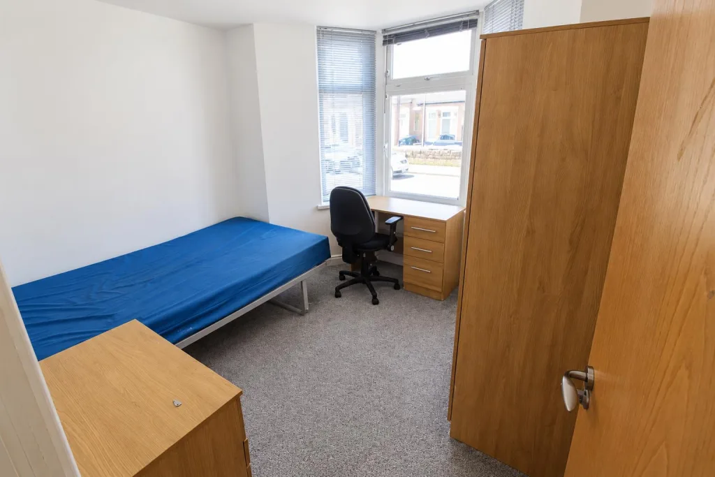 6 bedroom private hall for rent