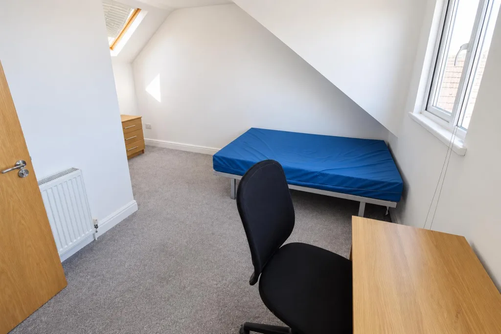 6 bedroom private hall for rent