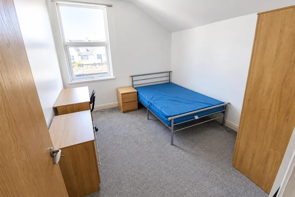 6 bedroom private hall for rent