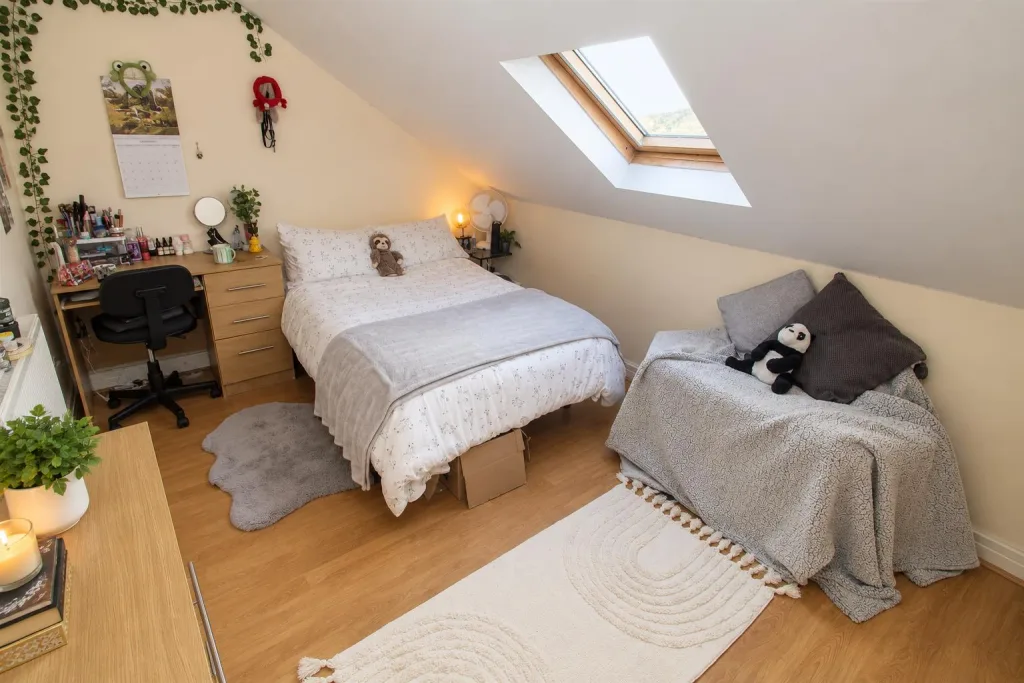 7 bedroom private hall for rent