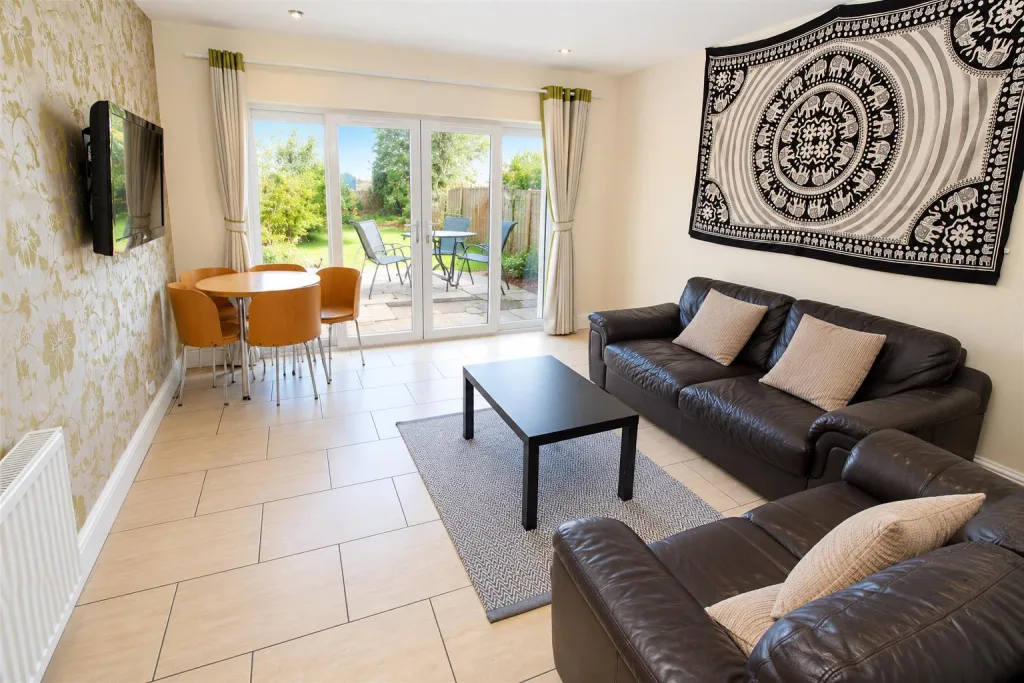 7 bedroom private hall for rent