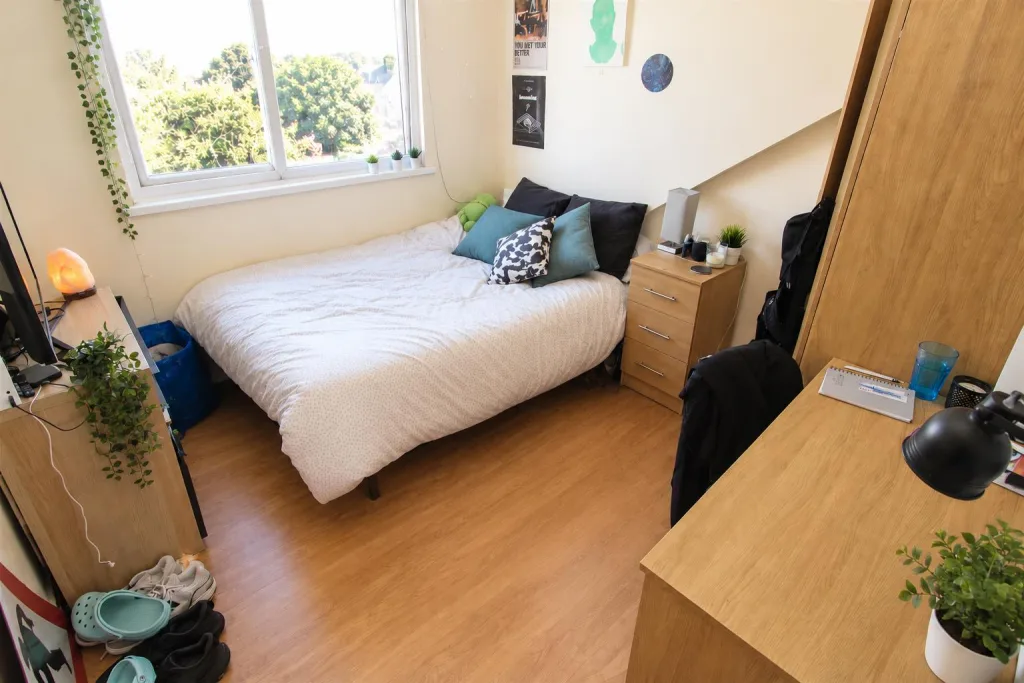 7 bedroom private hall for rent
