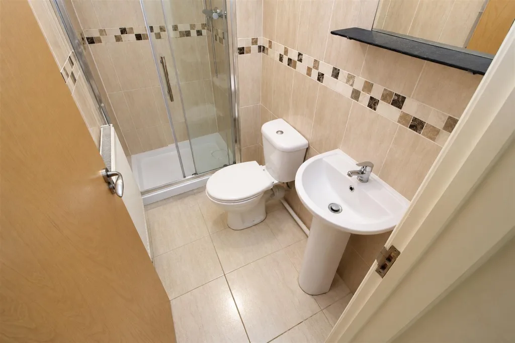7 bedroom private hall for rent