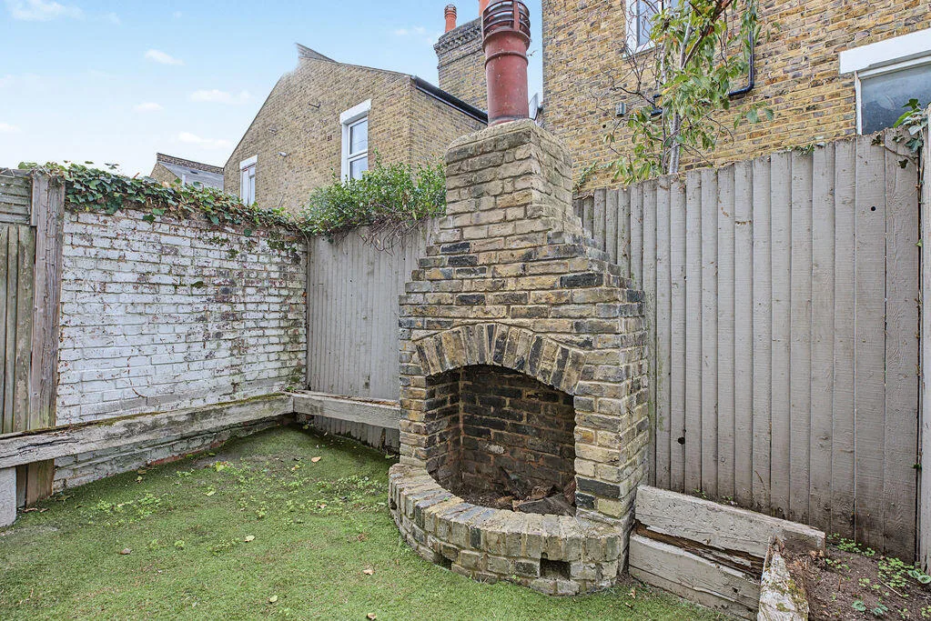 3 bedroom maisonette for rent