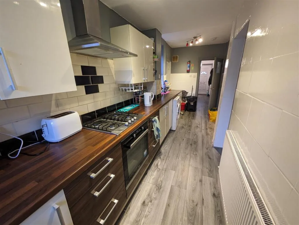 3 bedroom private hall for rent