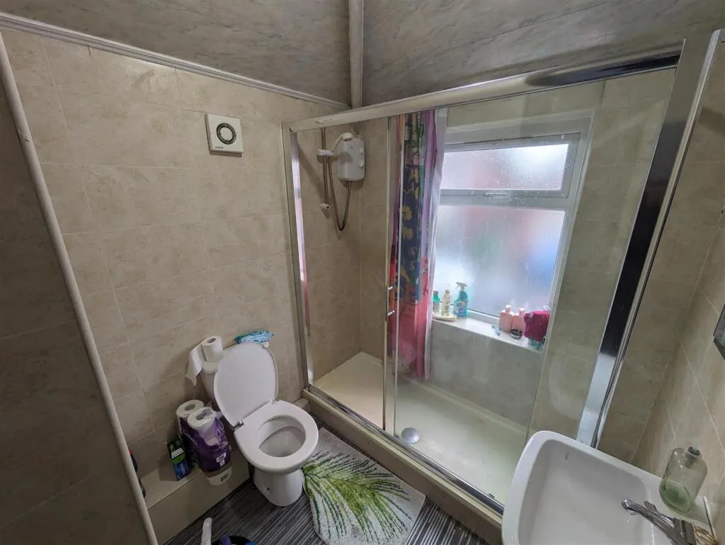 3 bedroom private hall for rent