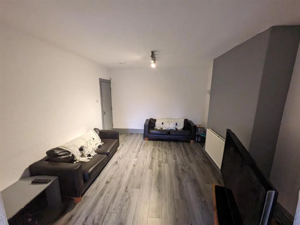 3 bedroom private hall for rent