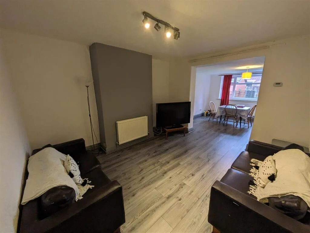 3 bedroom private hall for rent