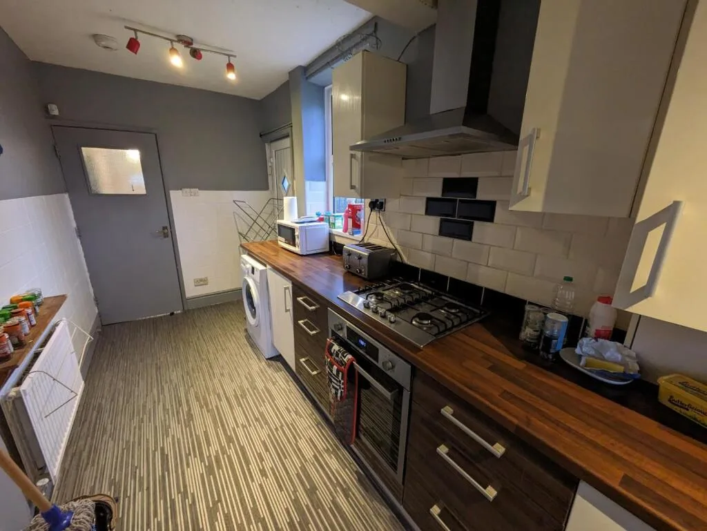 4 bedroom private hall for rent