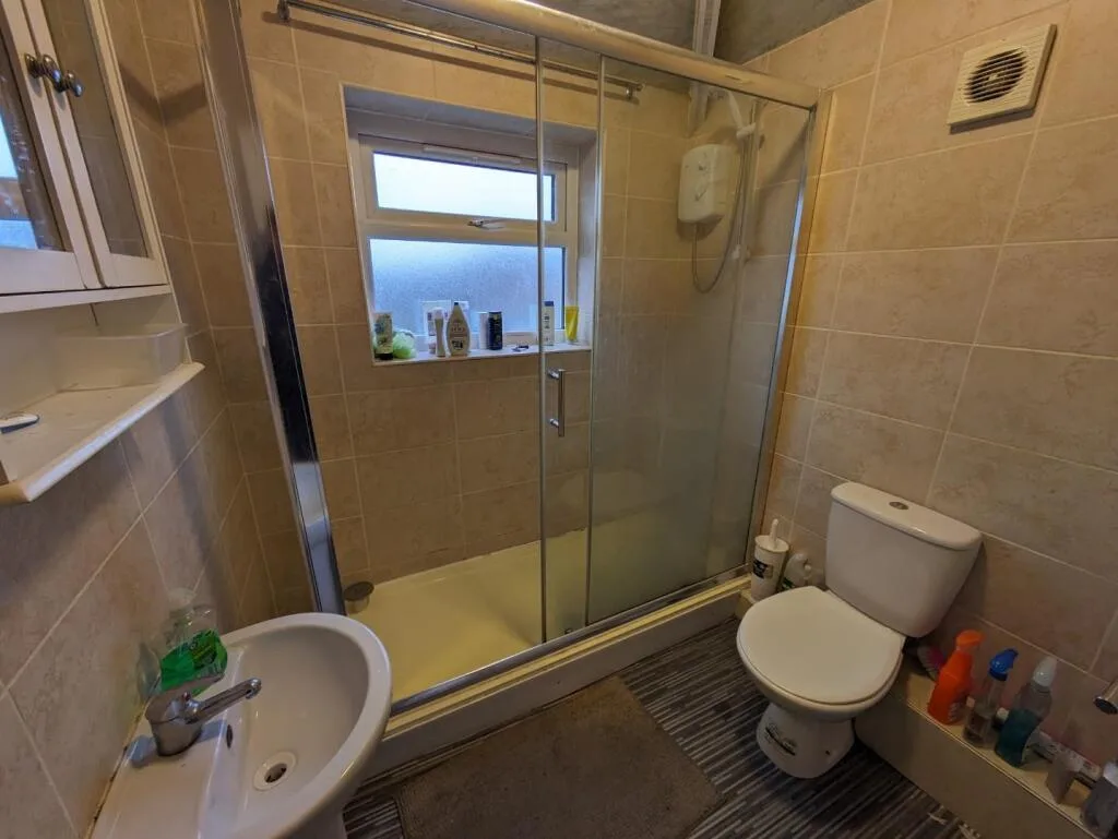 4 bedroom private hall for rent