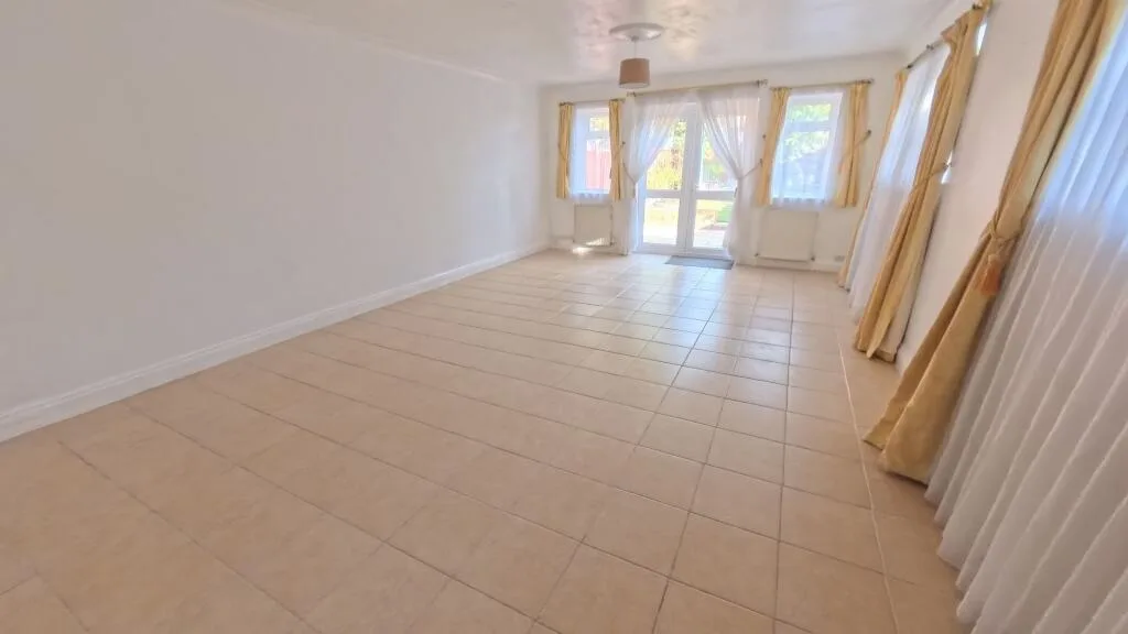 5 bedroom detached house for rent
