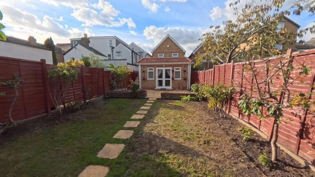 5 bedroom detached house for rent