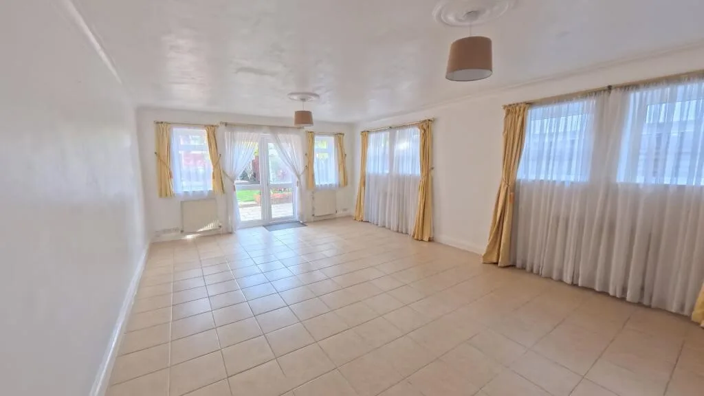 5 bedroom detached house for rent