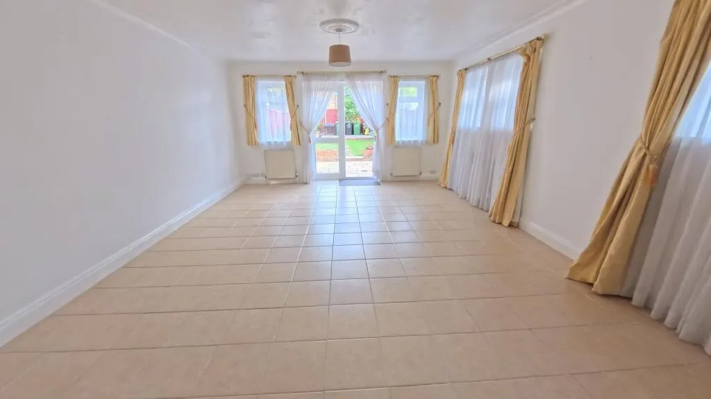 5 bedroom detached house for rent