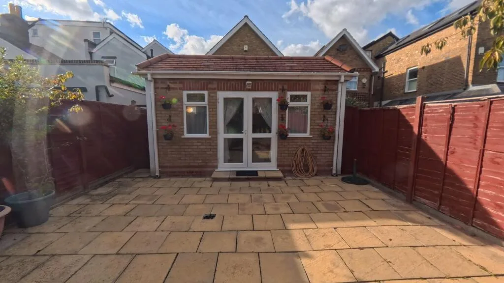 5 bedroom detached house for rent