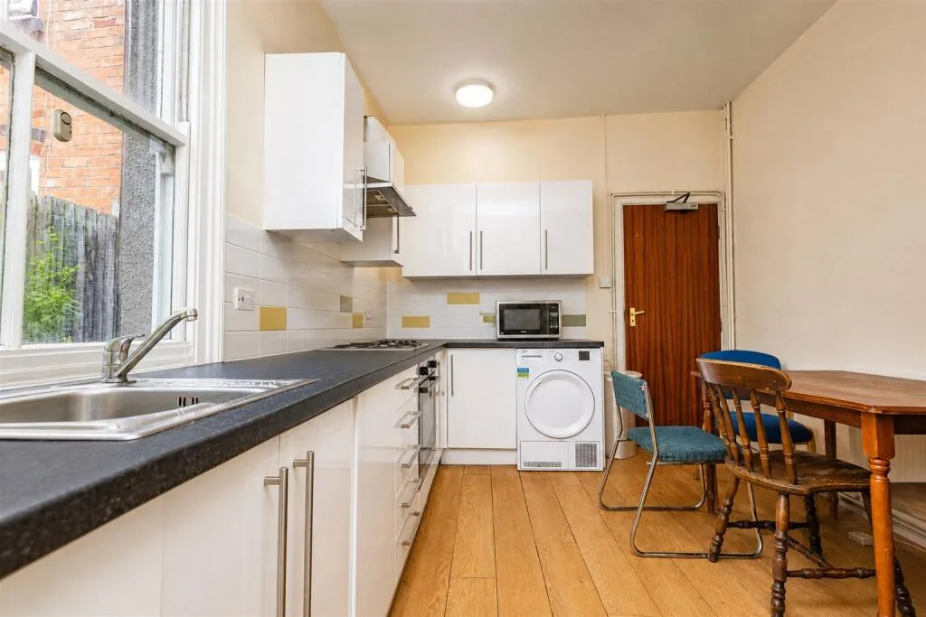 6 bedroom house for rent