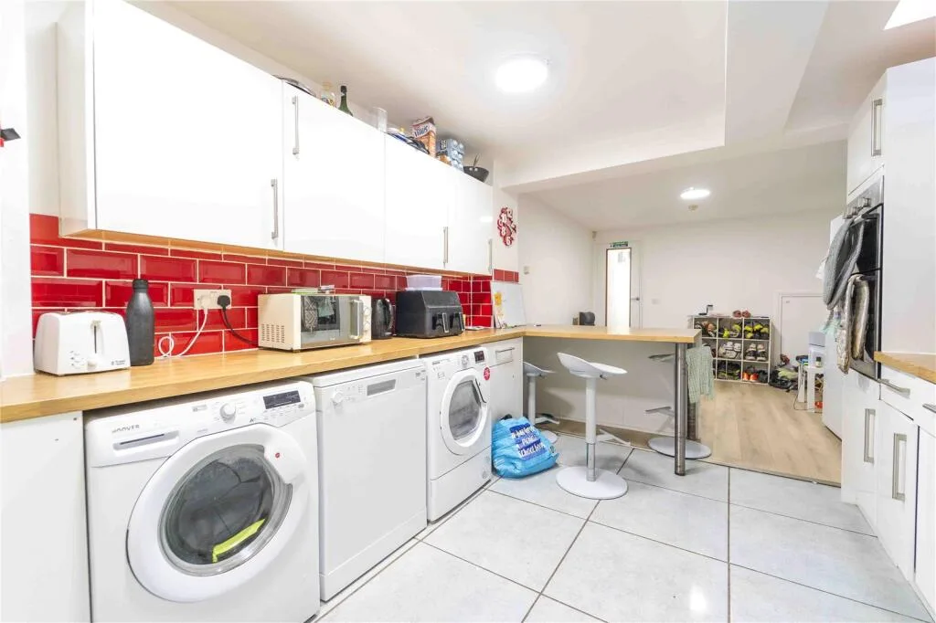 6 bedroom house for rent