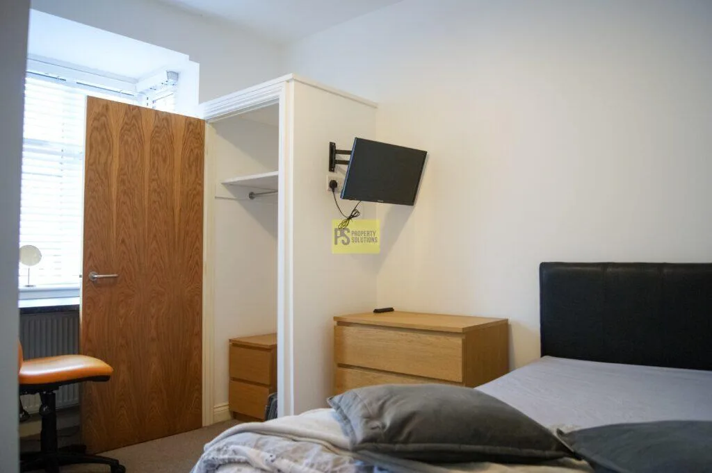 5 bedroom semi-detached house for rent