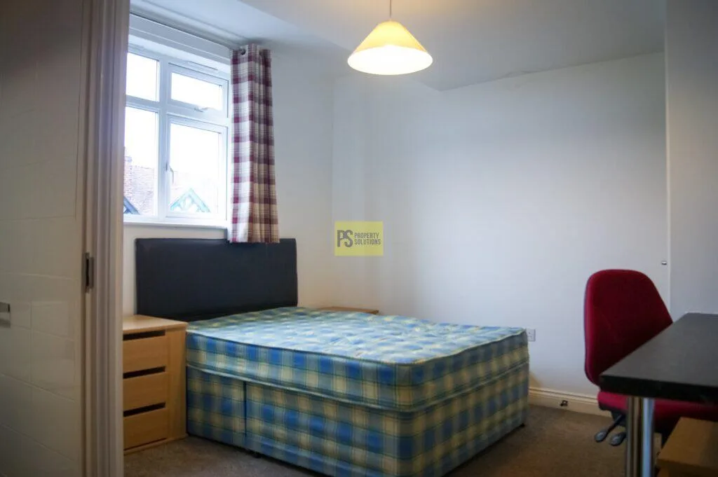 5 bedroom semi-detached house for rent