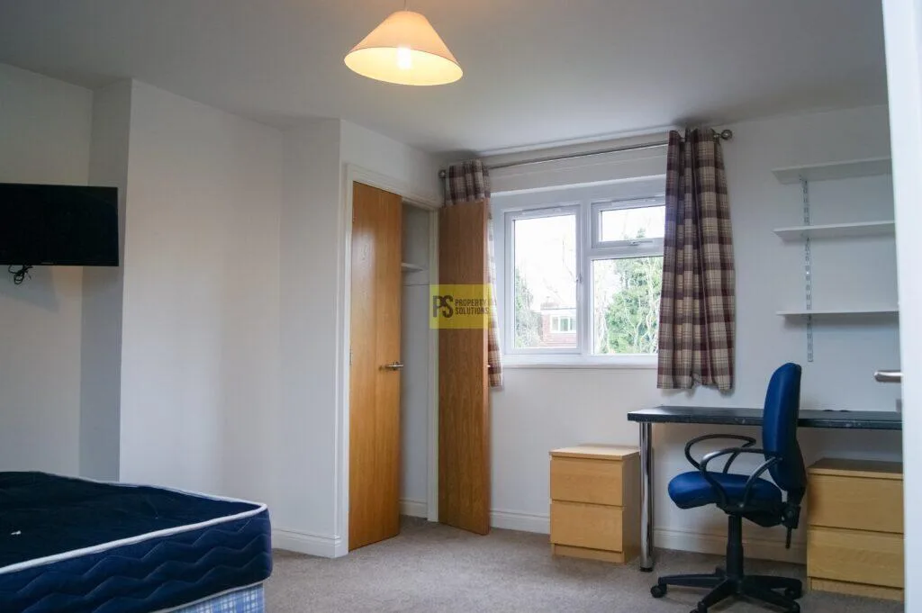 5 bedroom semi-detached house for rent