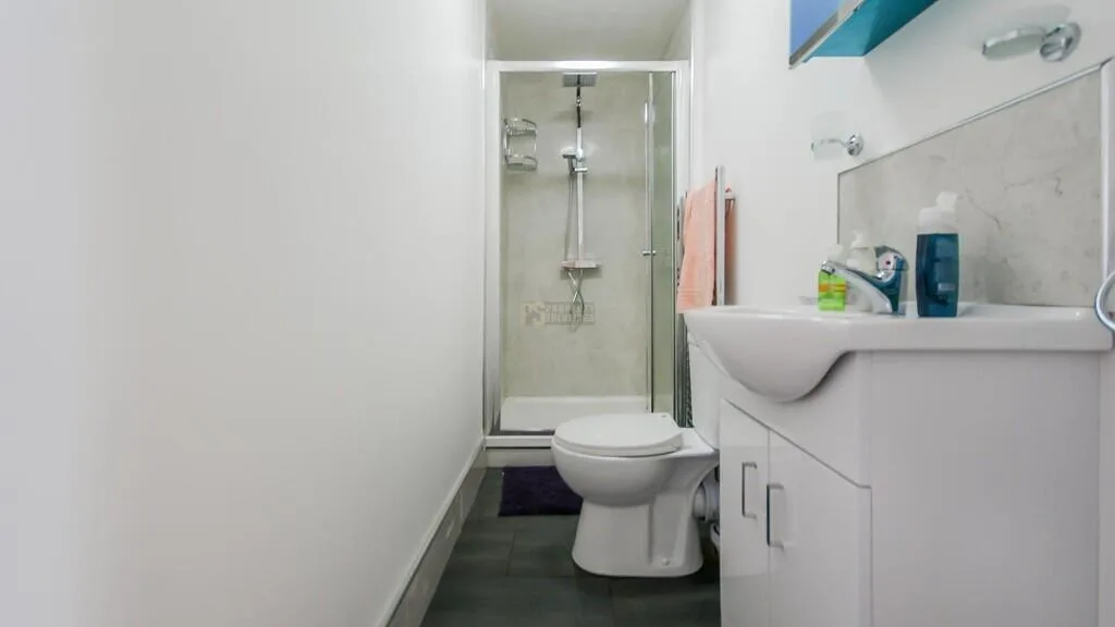 4 bedroom end of terrace house for rent