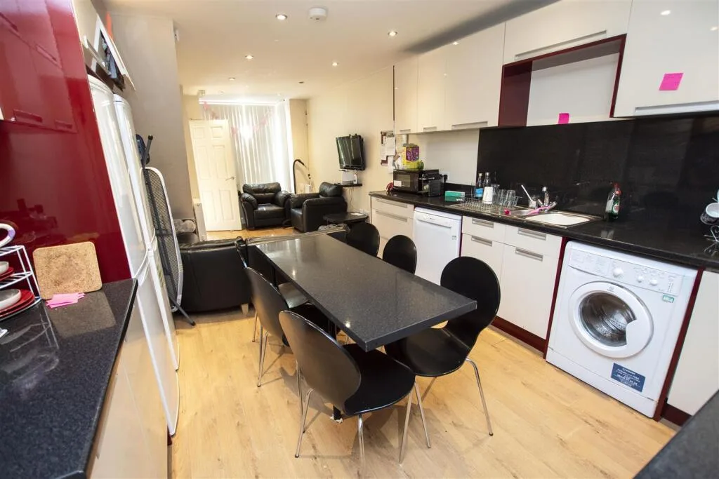 6 bedroom house for rent
