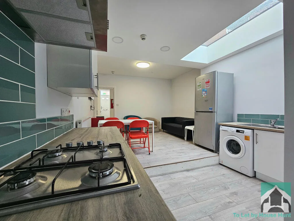 5 bedroom terraced house for rent