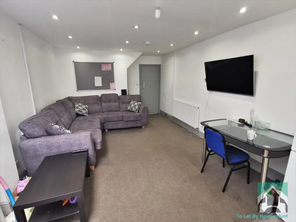 6 bedroom terraced house for rent