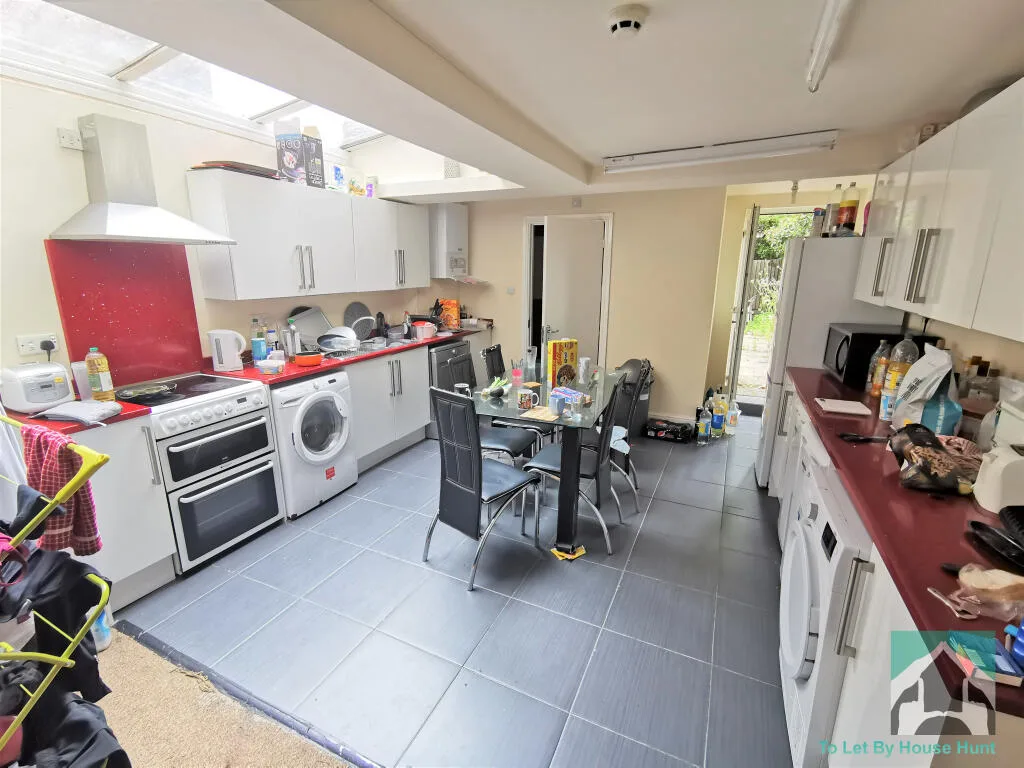 6 bedroom terraced house for rent