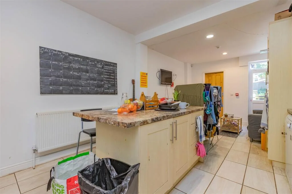 6 bedroom house for rent