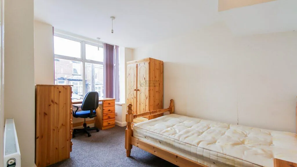 7 bedroom end of terrace house for rent