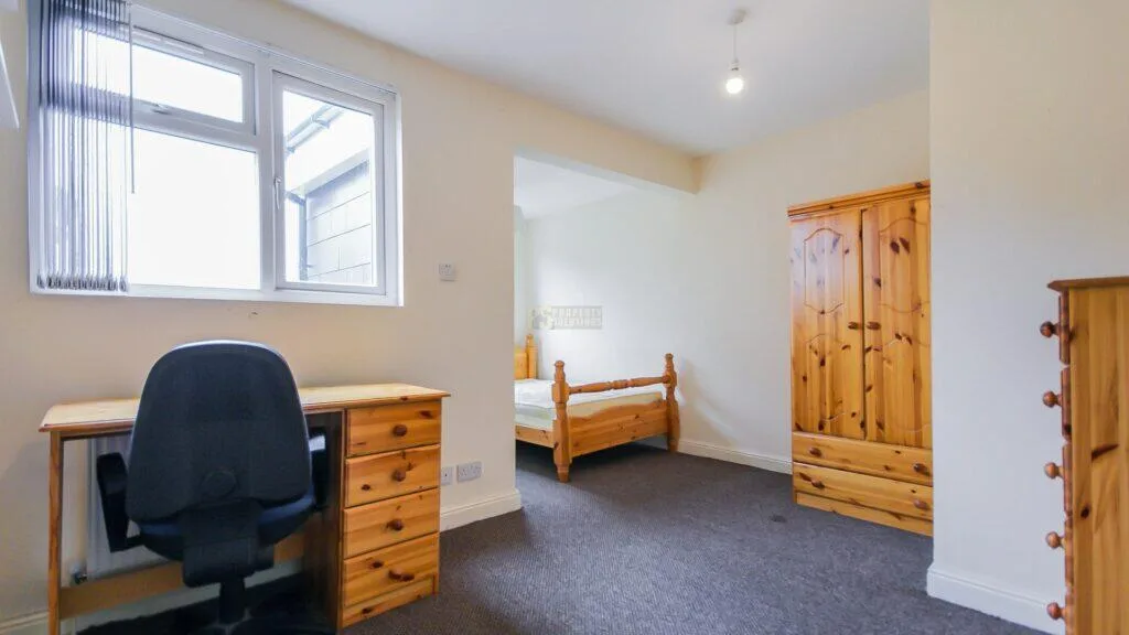 7 bedroom end of terrace house for rent