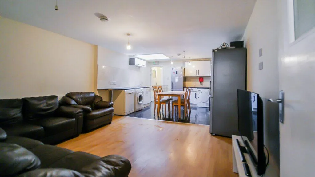 7 bedroom end of terrace house for rent