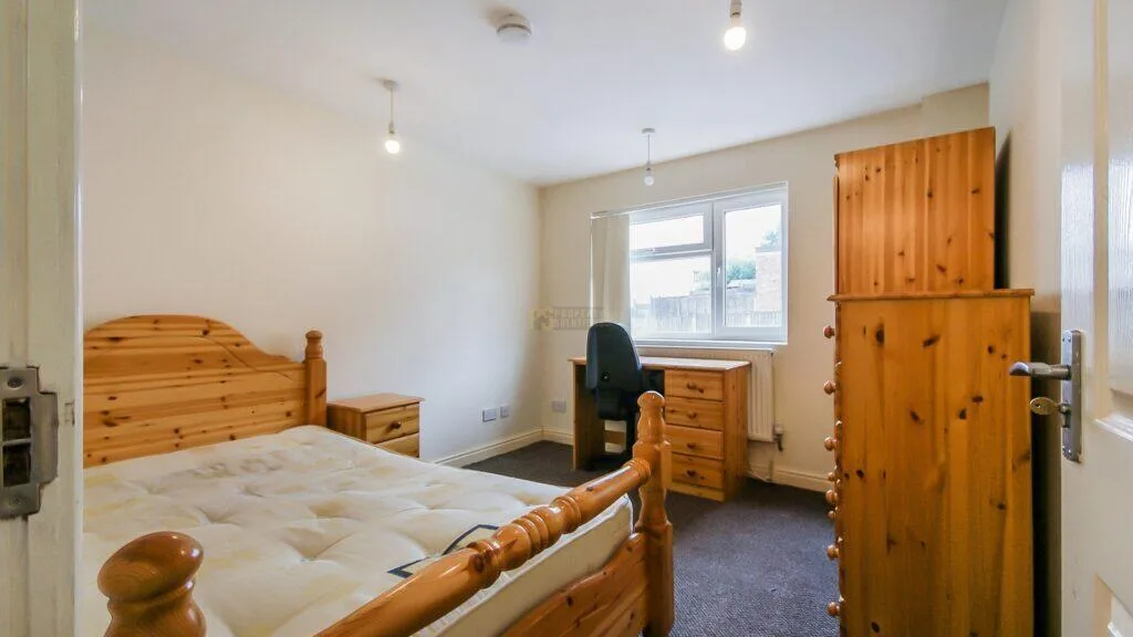 7 bedroom end of terrace house for rent