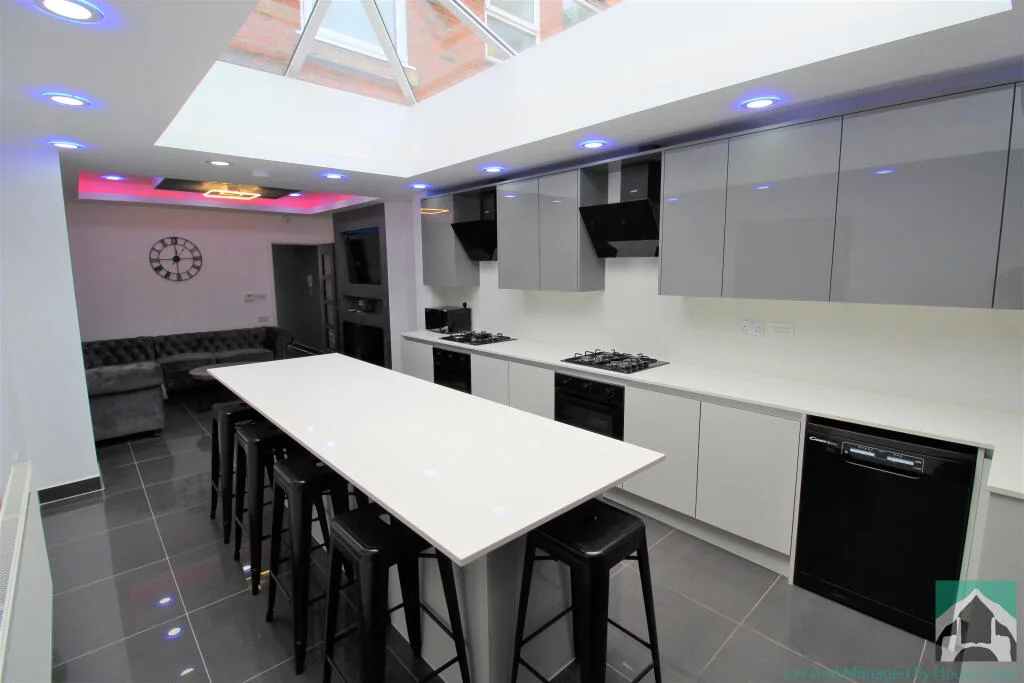 6 bedroom house for rent
