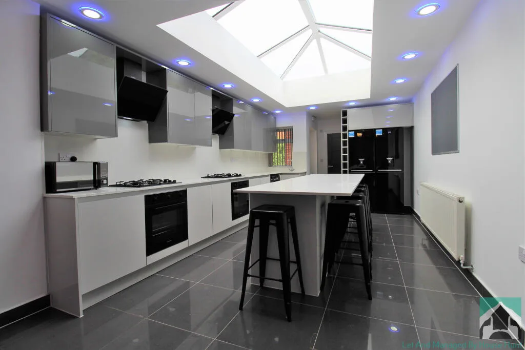 6 bedroom house for rent