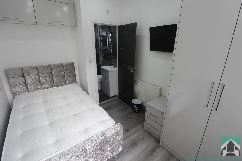 6 bedroom house for rent