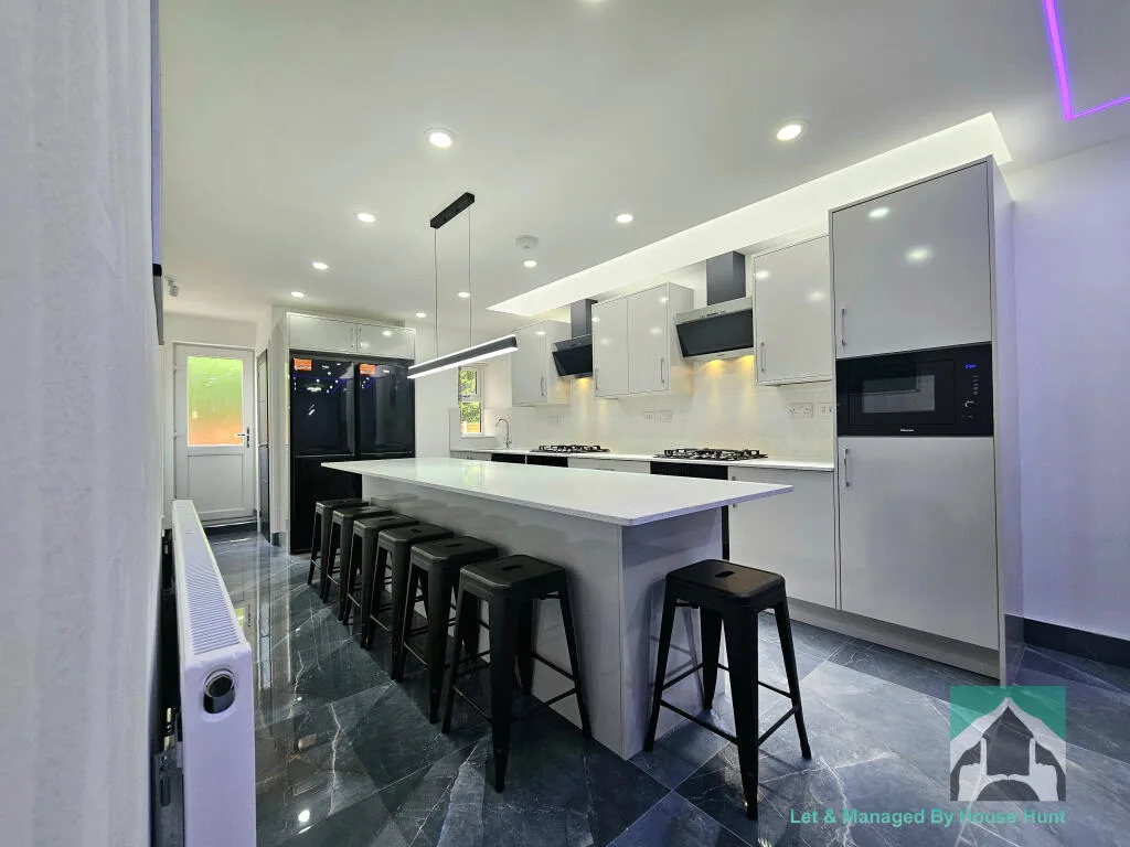 7 bedroom terraced house for rent