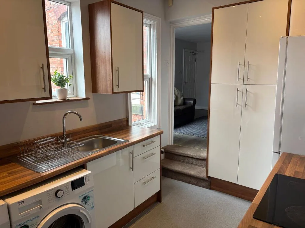 6 bedroom maisonette for rent